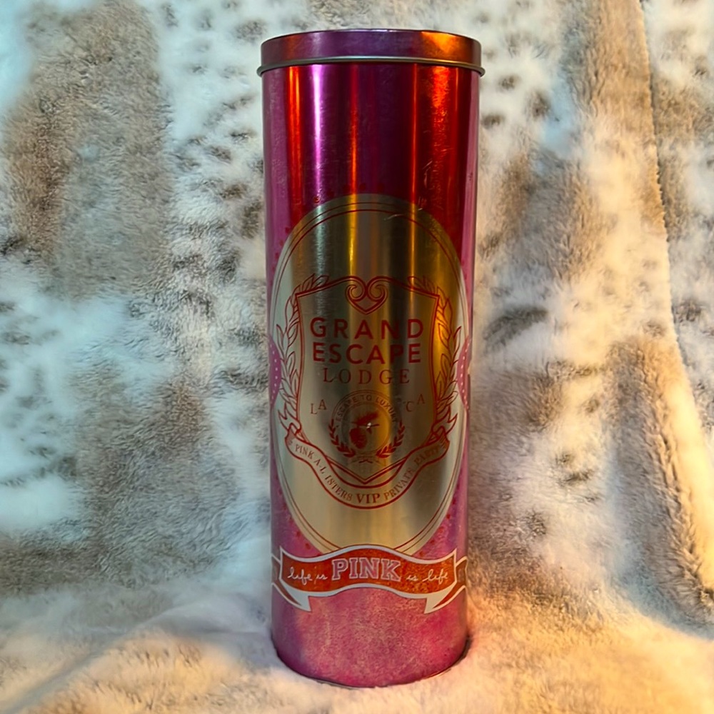 💟 VS PINK RATE HTF Grand Escape Lodge Collectible Tin 💟